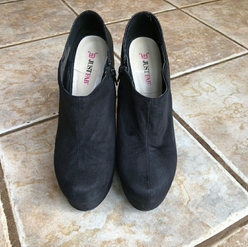 Black pumps